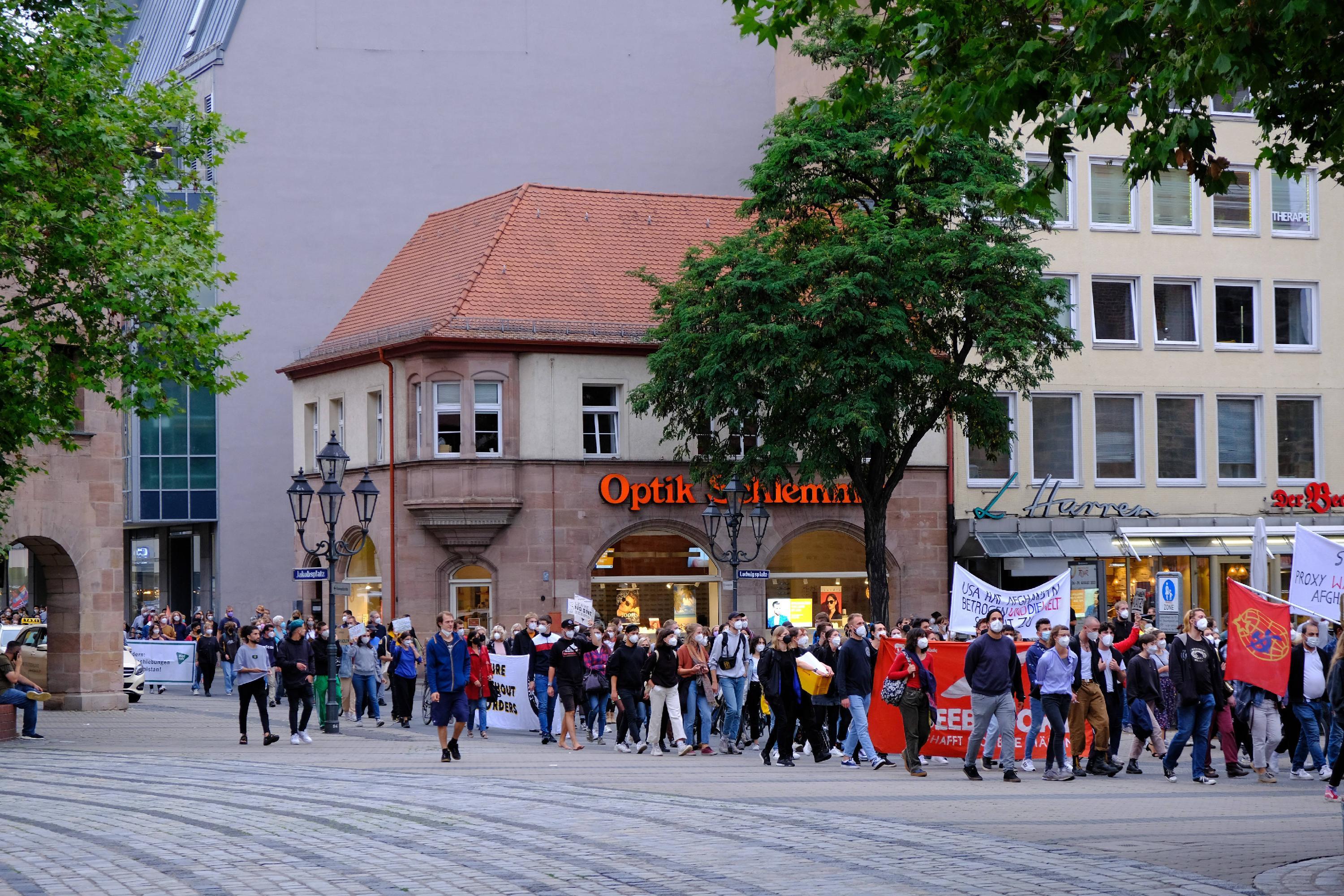 Die Veranstalter selbst geben mit knapp unter 1.000 eine ähnliche Größenordnung an.