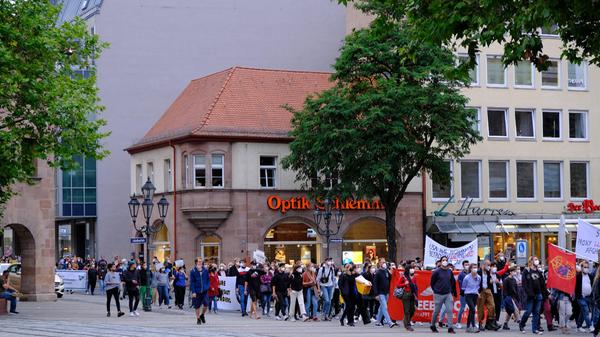 Die Veranstalter selbst geben mit knapp unter 1.000 eine ähnliche Größenordnung an.