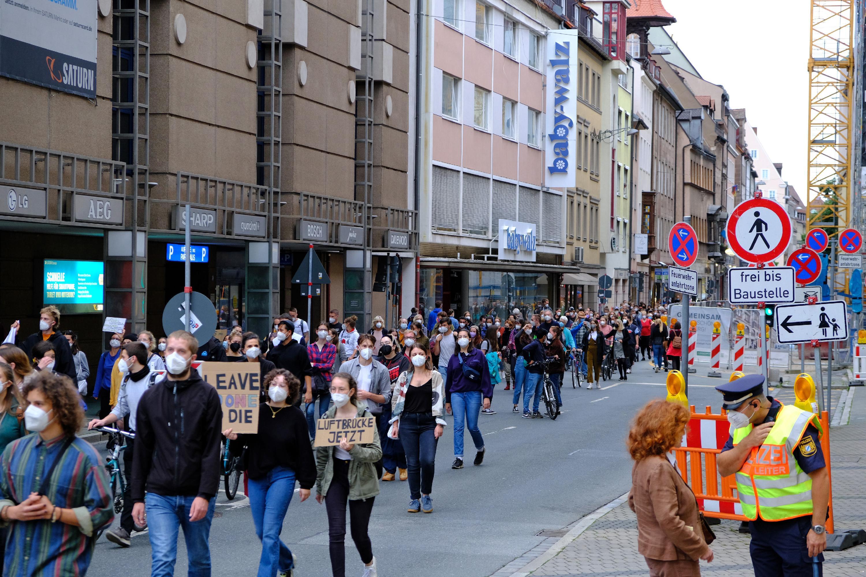 Die Polizei schätzte die Zahl der teilnehmenden Personen vor Ort auf rund 800.