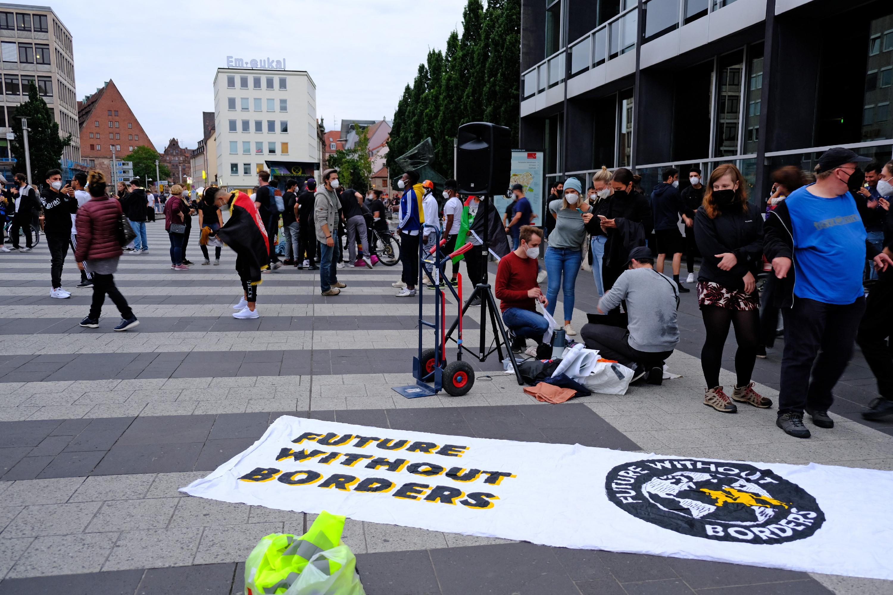 Eine Vertreterin des Afghanischen Kulturvereins forderte ein "freies, unabhängiges und fortschrittliches Leben in Afghanistan". Den Taliban sei ihr Vormarsch so leicht gefallen, "weil sich niemand um das Land geschert hat".