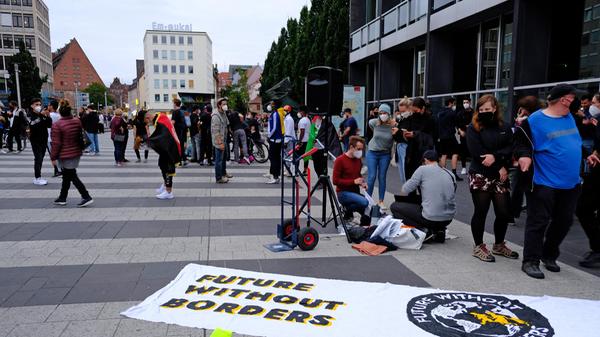 Eine Vertreterin des Afghanischen Kulturvereins forderte ein "freies, unabhängiges und fortschrittliches Leben in Afghanistan". Den Taliban sei ihr Vormarsch so leicht gefallen, "weil sich niemand um das Land geschert hat".