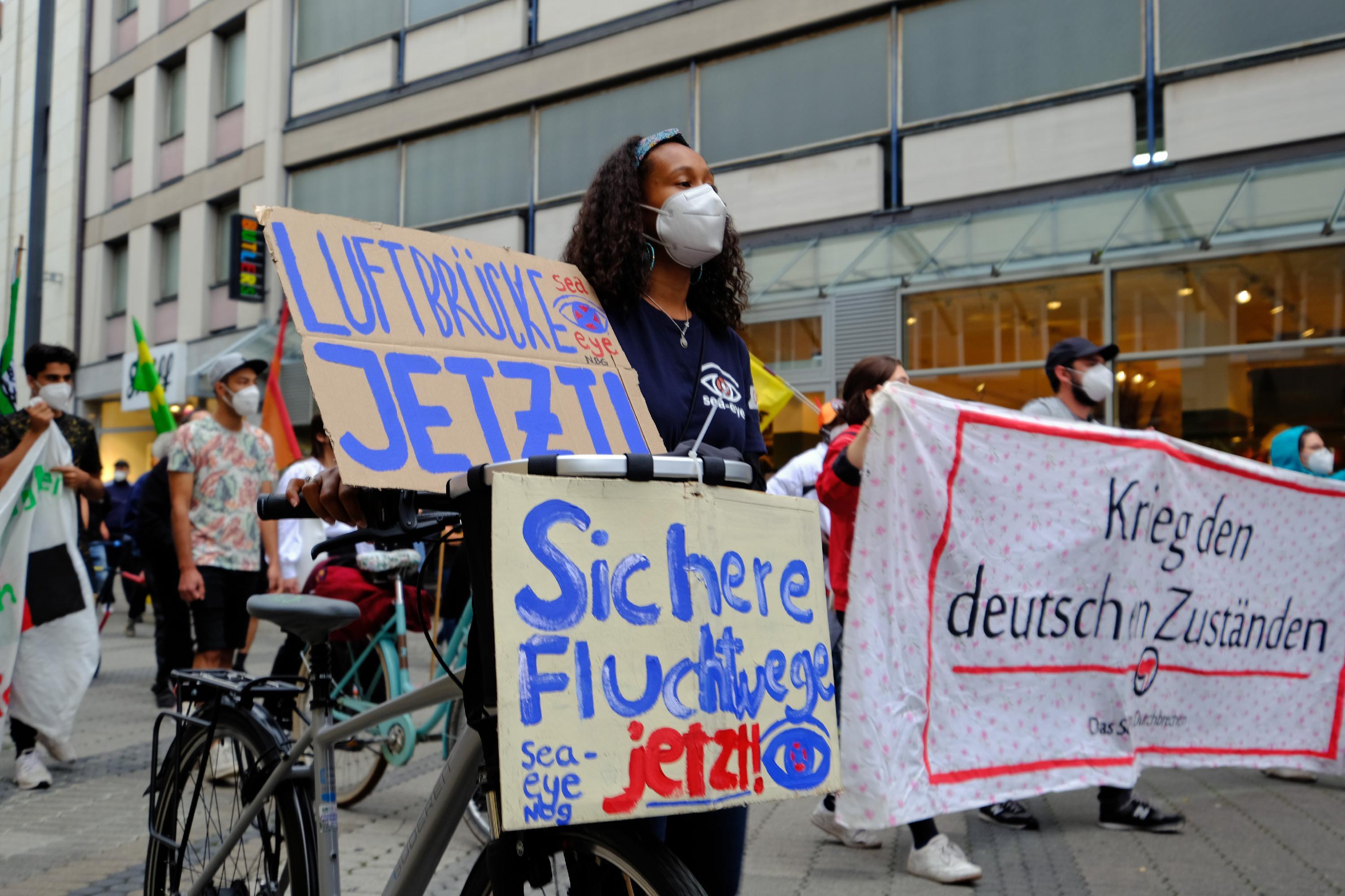 Auch selbstgemachte Schilder waren zu sehen, die etwa "sichere Fluchtwege" forderten.