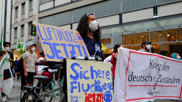 Auch selbstgemachte Schilder waren zu sehen, die etwa "sichere Fluchtwege" forderten.