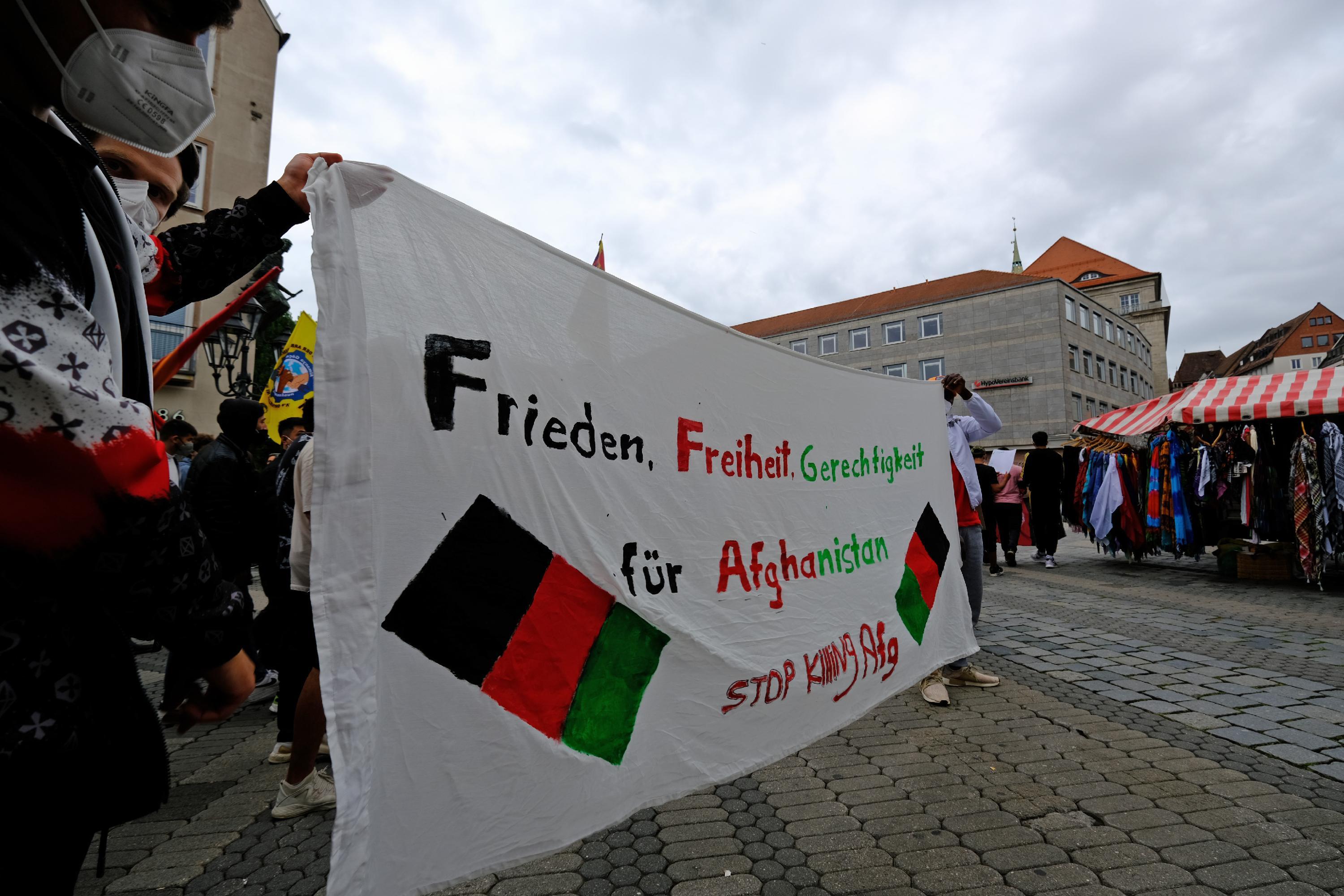 "Frieden, Freiheit, Gerechtigkeit für Afghanistan" steht auf diesem Banner.