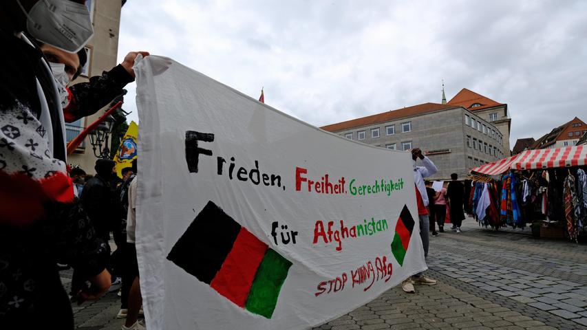 "Frieden, Freiheit, Gerechtigkeit für Afghanistan" steht auf diesem Banner.