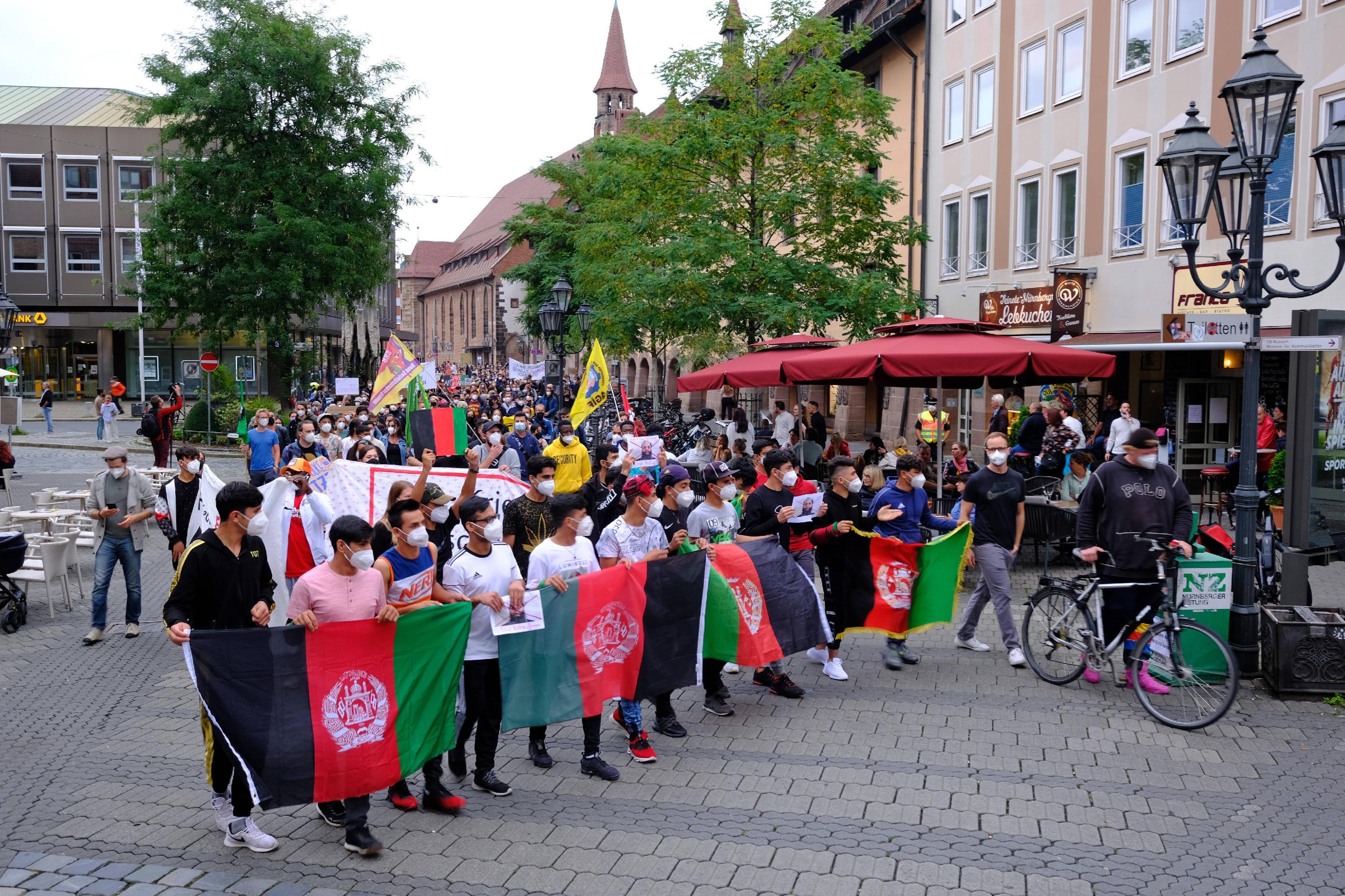 Sie liefen anschließend in der ersten Reihe der Demonstration, die durch die Altstadt führte.