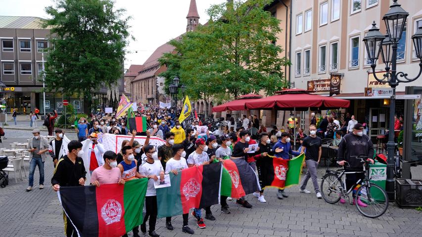 Sie liefen anschließend in der ersten Reihe der Demonstration, die durch die Altstadt führte.