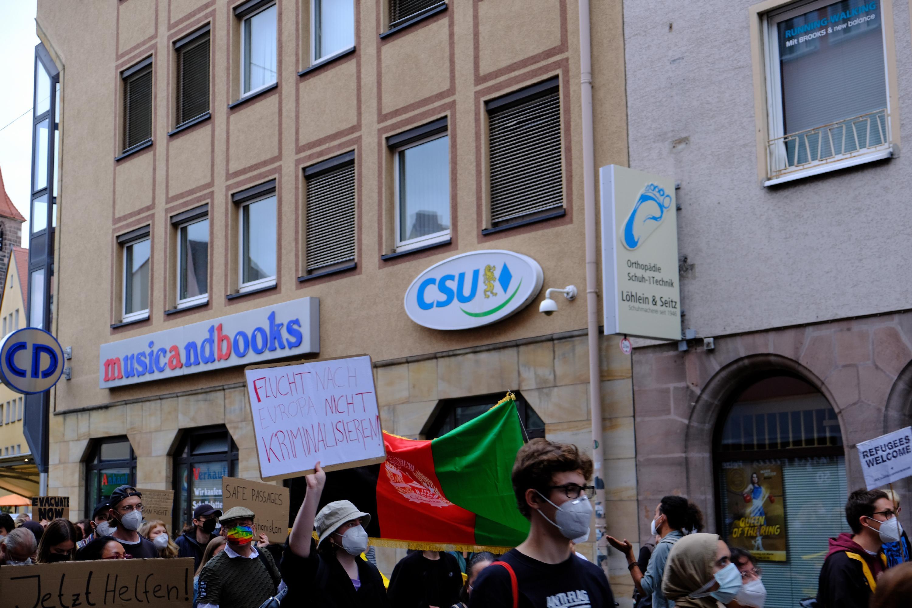 Auch vor der CSU-Bezirkszentrale in der Jakobstraße wurde lautstark protestiert.