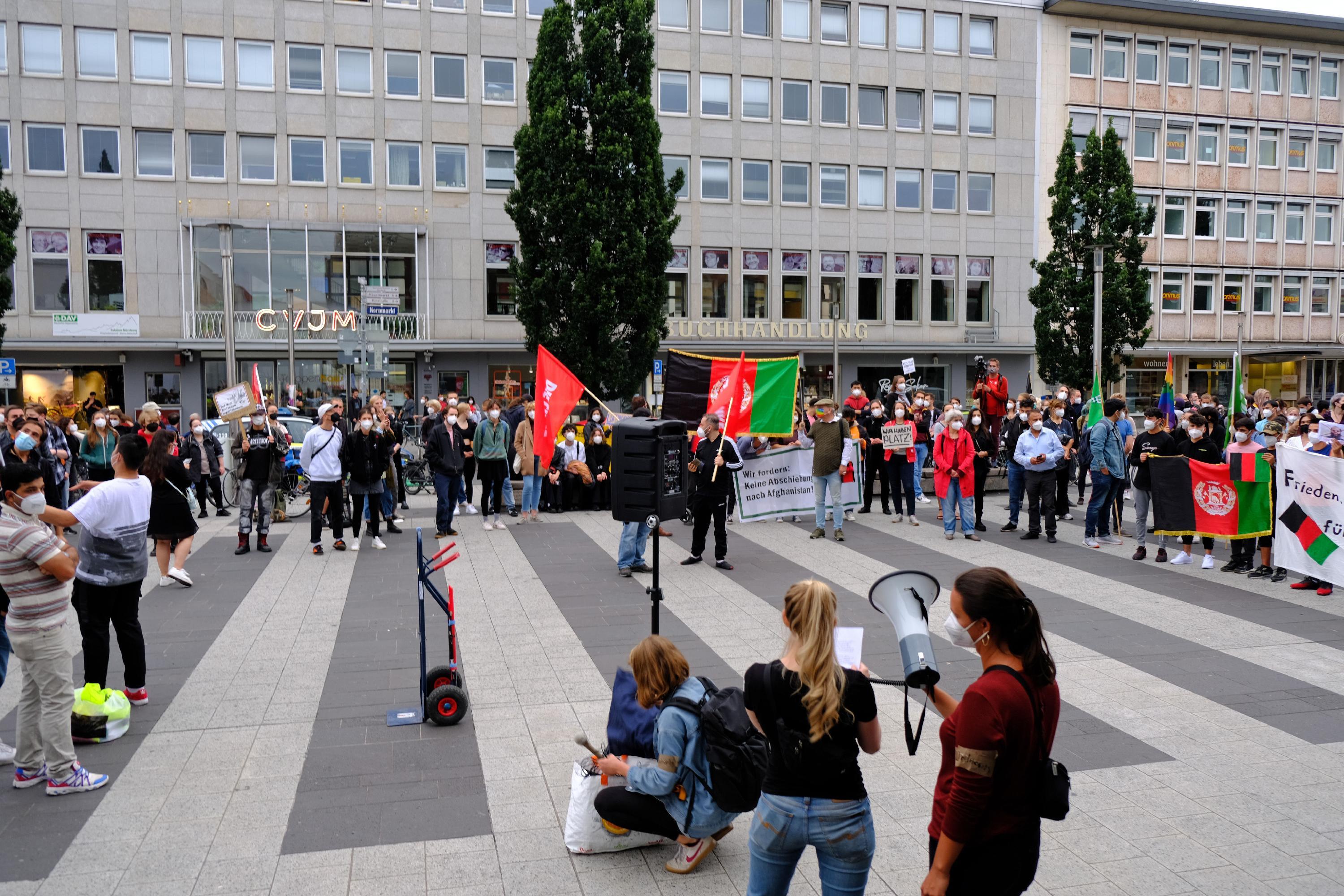 "Es wird Fluchtbewegungen von Tausenden geben", hieß es in einer der Abschlussreden. Daher brauche es jetzt schnelle Entscheidungen. Kritisiert wurde zudem der alleinige Fokus auf Ortskräfte, die für Deutschland gearbeitet haben. Weitere Schutzbedürftige würden so "unter den Tisch" fallen.