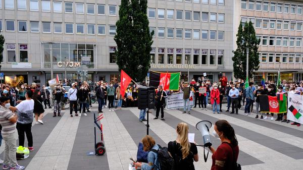 "Es wird Fluchtbewegungen von Tausenden geben", hieß es in einer der Abschlussreden. Daher brauche es jetzt schnelle Entscheidungen. Kritisiert wurde zudem der alleinige Fokus auf Ortskräfte, die für Deutschland gearbeitet haben. Weitere Schutzbedürftige würden so "unter den Tisch" fallen.