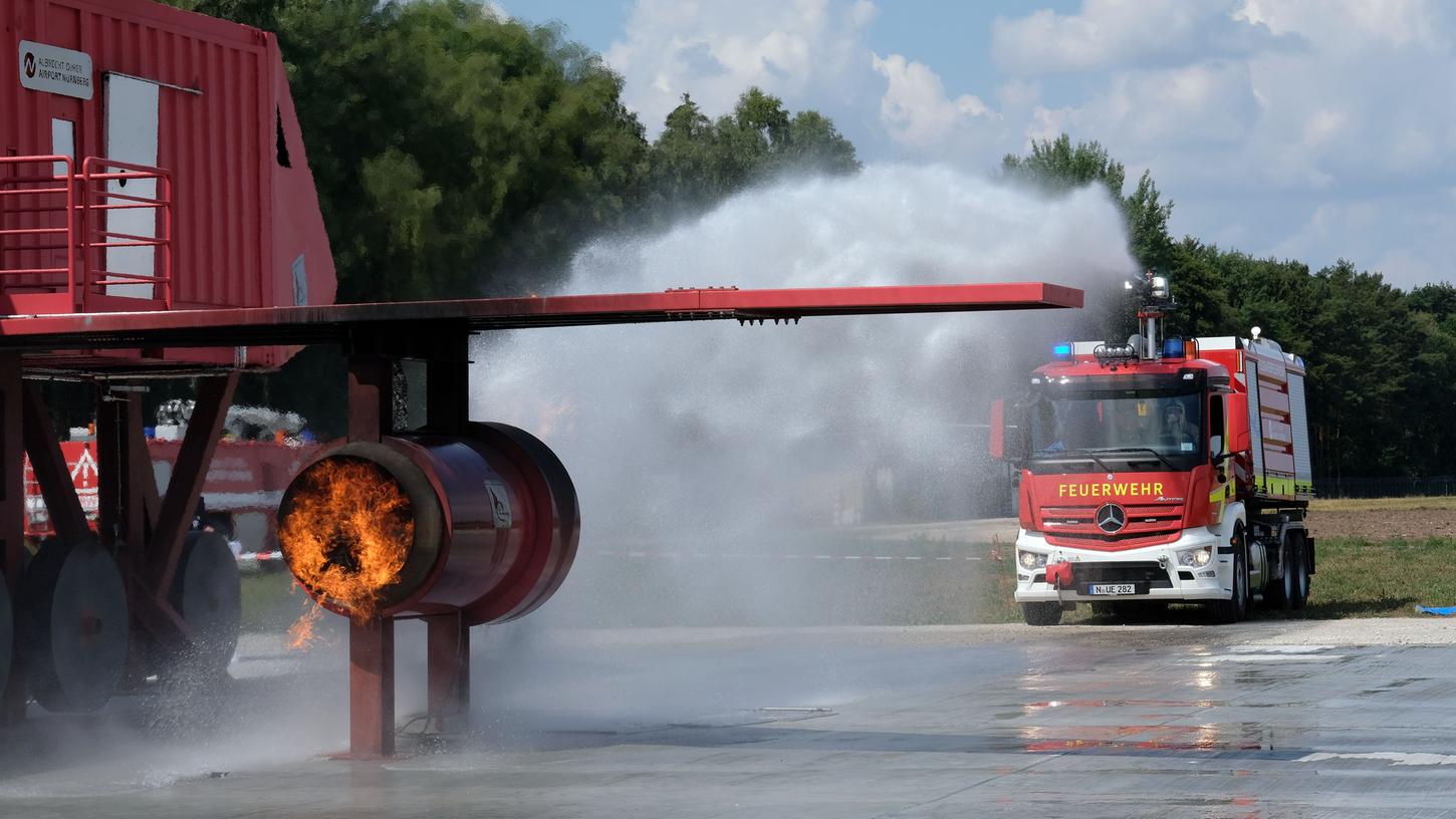 Bei Flugzeugbränden hilft nur noch ein spezieller Löschschaum, um den Brand eindämmen zu können. Früher enthielt dieser Schaum große Mengen an dem Umweltgift PFC, das jetzt im Boden vieler Flughäfen wie dem Nürnberger Airport lagert und ihn kontaminiert hat. Bei Flugzeugbränden hilft nur noch ein spezieller Löschschaum, um den Brand eindämmen zu können. Früher enthielt dieser Schaum große Mengen an dem Umweltgift PFC, das jetzt im Boden vieler Flughäfen wie dem Nürnberger Airport lagert und ihn kontaminiert hat.