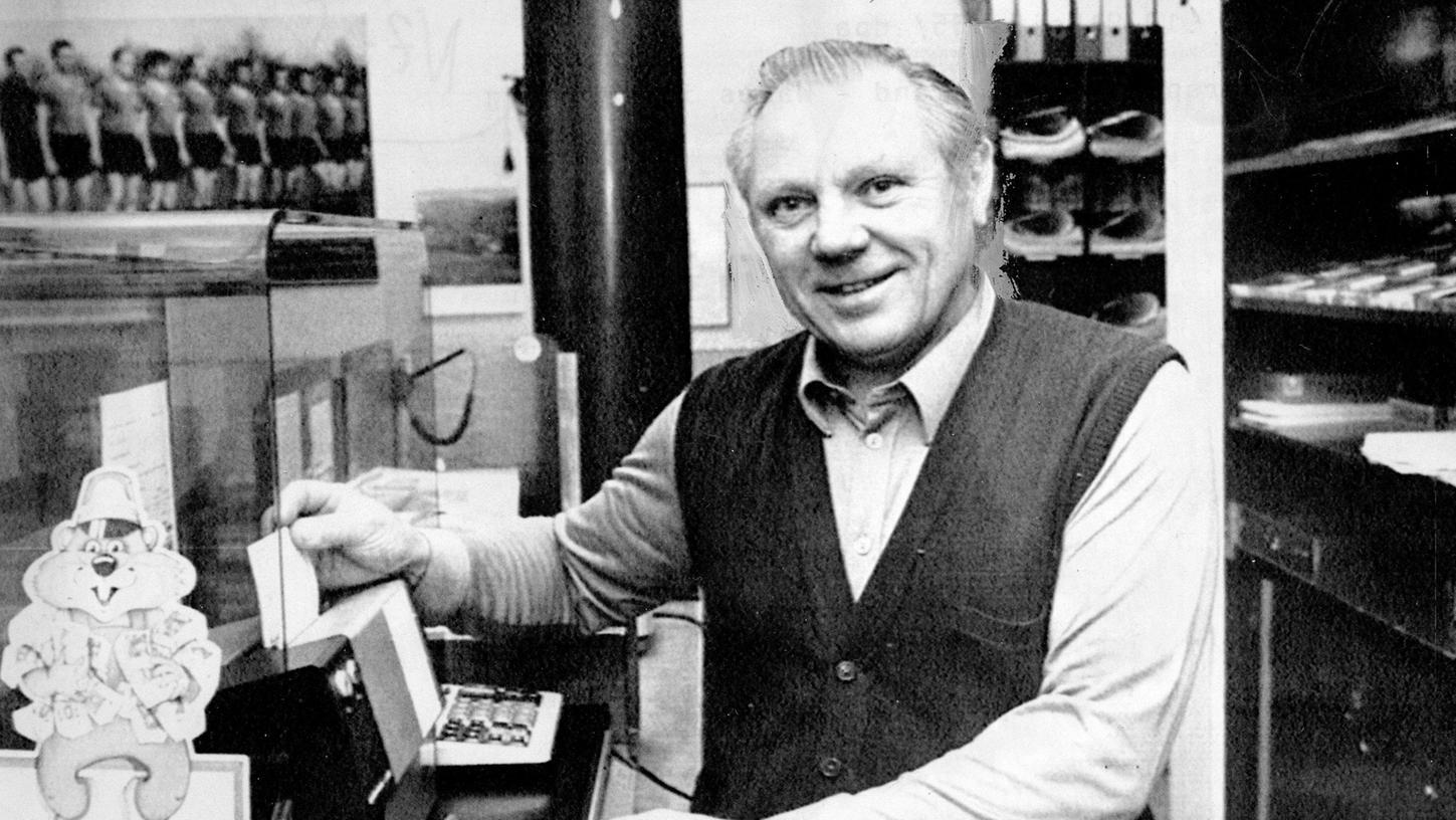 Max Morlock in seinem Lotto-Geschäft in Nürnberg. Max Morlock in seinem Lotto-Geschäft in Nürnberg.