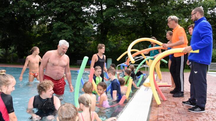 Während des Schwimmkurses im Laufer Freibad verwenden die Schüler unter anderem die Schwimmnudel als Hilfsmittel. Bürgermeister Thomas Lang (4. v. l.), Schwimmschulleiter Alexander Gallitz (3. v. r.) und Grünen-Stadträtin Erika Vogel (5. v. r.) halfen am Dienstag den Lehrern der Schwimmschule Flipper aus Burgthann. Während des Schwimmkurses im Laufer Freibad verwenden die Schüler unter anderem die Schwimmnudel als Hilfsmittel. Bürgermeister Thomas Lang (4. v. l.), Schwimmschulleiter Alexander Gallitz (3. v. r.) und Grünen-Stadträtin Erika Vogel (5. v. r.) halfen am Dienstag den Lehrern der Schwimmschule Flipper aus Burgthann.