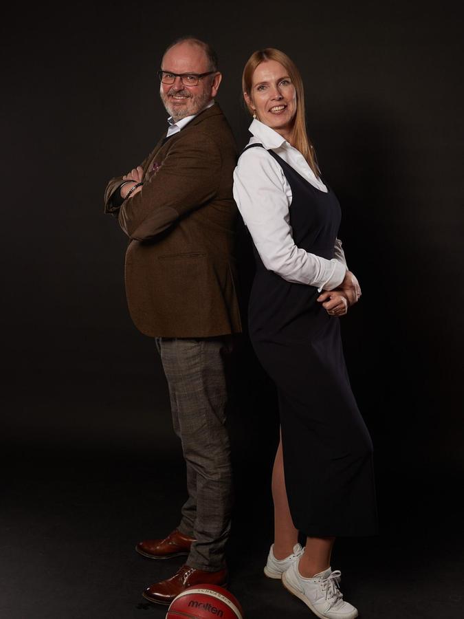 Die beiden Macher bei den Kia Metropol Baskets Schwabach Rücken an Rücken: Sponsor Jochen Scharf und Geschäftsführerin Angie Walden. Die beiden Macher bei den Kia Metropol Baskets Schwabach Rücken an Rücken: Sponsor Jochen Scharf und Geschäftsführerin Angie Walden.