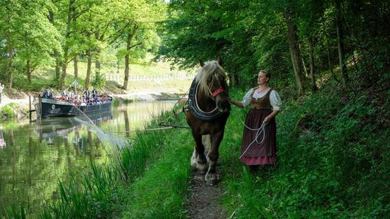 Romantischer geht Fortbewegung kaum: Das von einem Pferd gezogene Treidelschiff „Elfriede“ verkehrt auf dem Alten Kanal bei Burgthann.