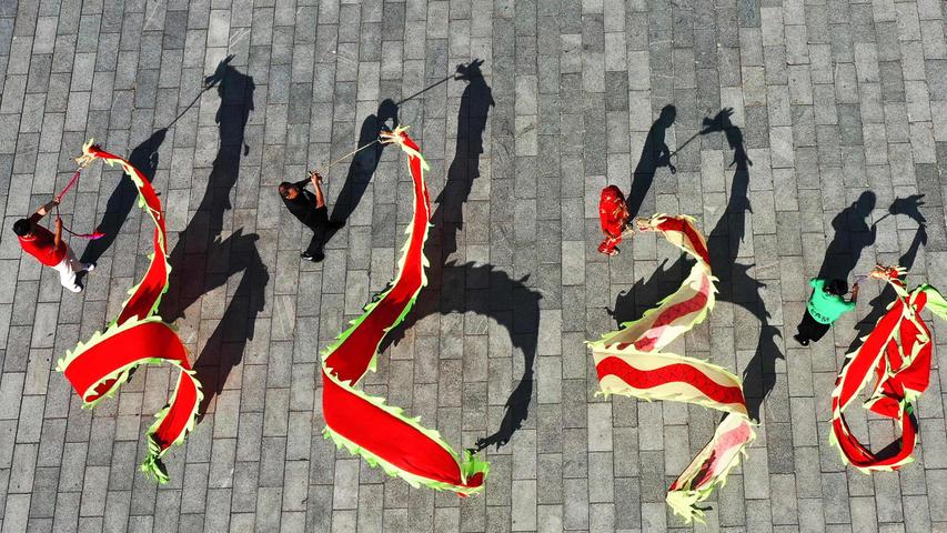 Luftaufnahme von Tänzern im chinesischen Shenyang.