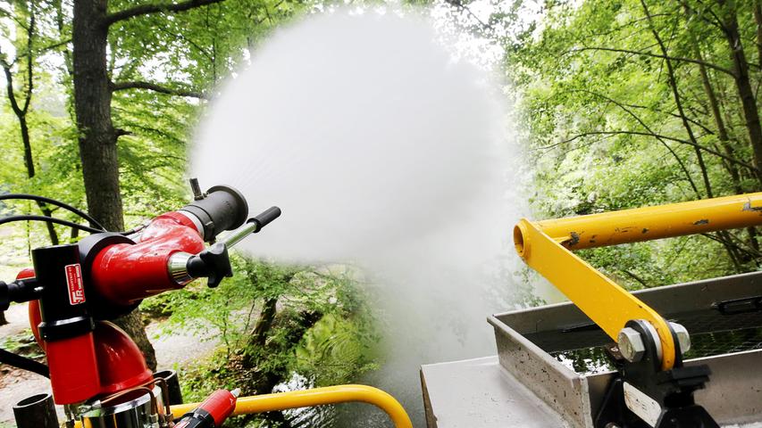 Der "Firefighter", ein neuartiges Löschgerät gegen Waldbrände, spritzt sein Löschwasser während einer Vorführung Richtung Wald. 