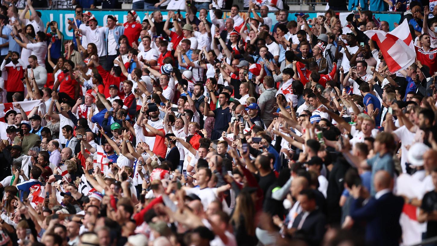 Insbesondere beim Finalspiel von England gegen Italien hatten sich in Wembley chaotische Szenen abgespielt. Tausende waren ohne Ticket ins Stadion gekommen, außerdem gab es etliche gewaltsame Zusammenstöße.