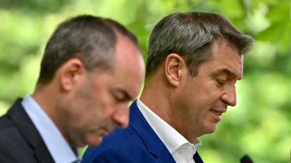 Hubert Aiwanger und Markus Söder. Wie viele FW-Funktionäre hat Aiwanger eine kleine CSU-Vergangenheit. Bei seinem Agraringenieur-Studium ließ er sich mit einem Stipendium der CSU-nahen Hanns-Seidel-Stiftung unterstützen.