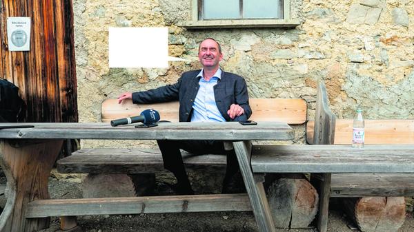 Aiwanger schloss sich wenige Monate vor der Kommunalwahl 2002 den Freien Wählern an, war Kandidat für den Stadtrat von Rottenburg an der Laaber, scheiterte jedoch knapp. Auf der Delegiertenversammlung der Freien Wähler 2006 in Garching bei München wurde er überraschend in einer Stichwahl mit knapper Mehrheit (340 zu 322 abgegebenen Stimmen) zum Landesvorsitzenden der Freien Wähler in Bayern.