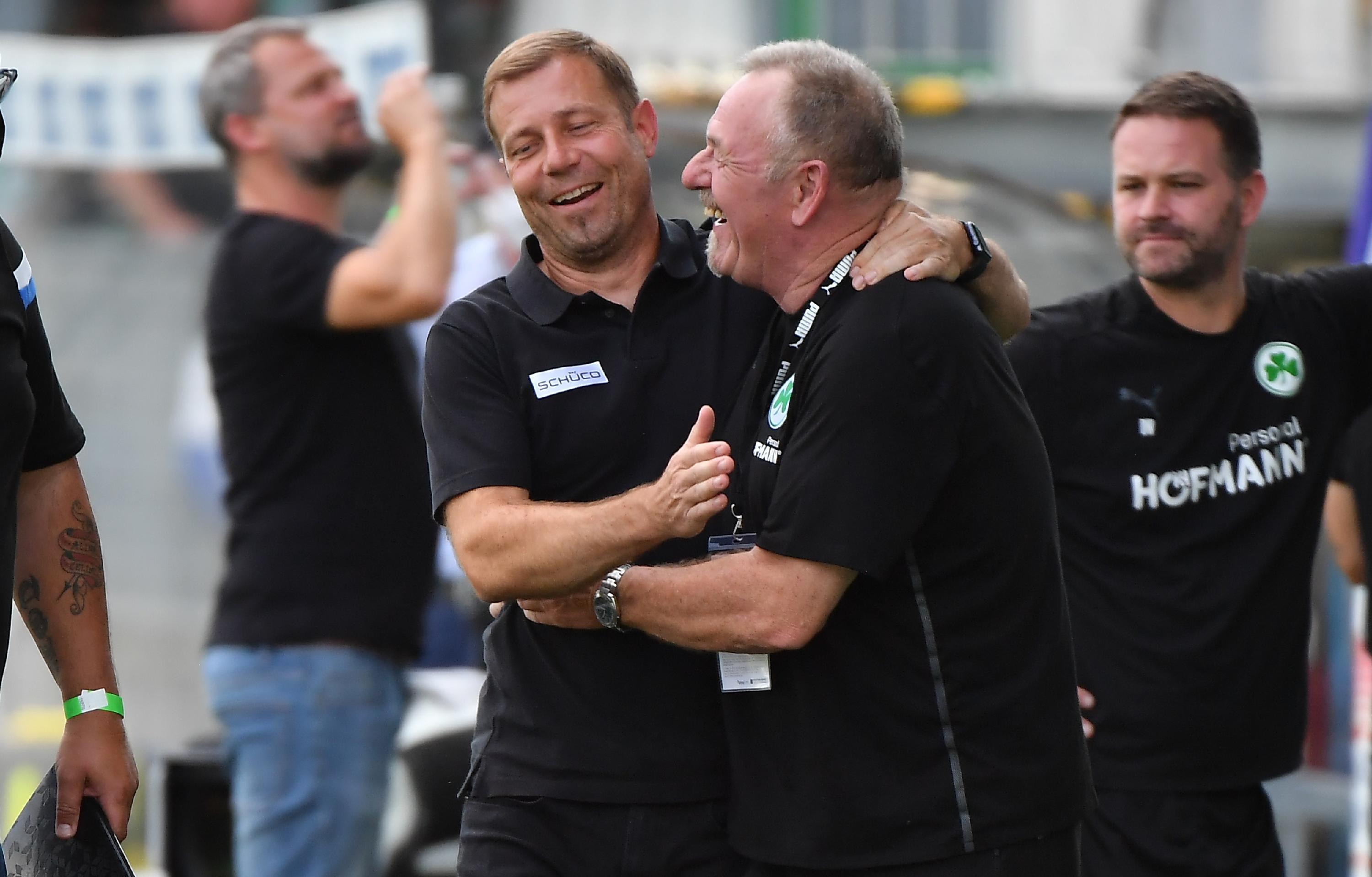Wurde vor der Partie herzlich empfangen: Ex-Kleeblatt-Coach Frank Kramer - jetzt ist der einstige Fürther Erfolgstrainer in Bielefeld tätig.