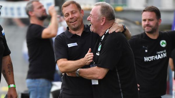 Wurde vor der Partie herzlich empfangen: Ex-Kleeblatt-Coach Frank Kramer - jetzt ist der einstige Fürther Erfolgstrainer in Bielefeld tätig.