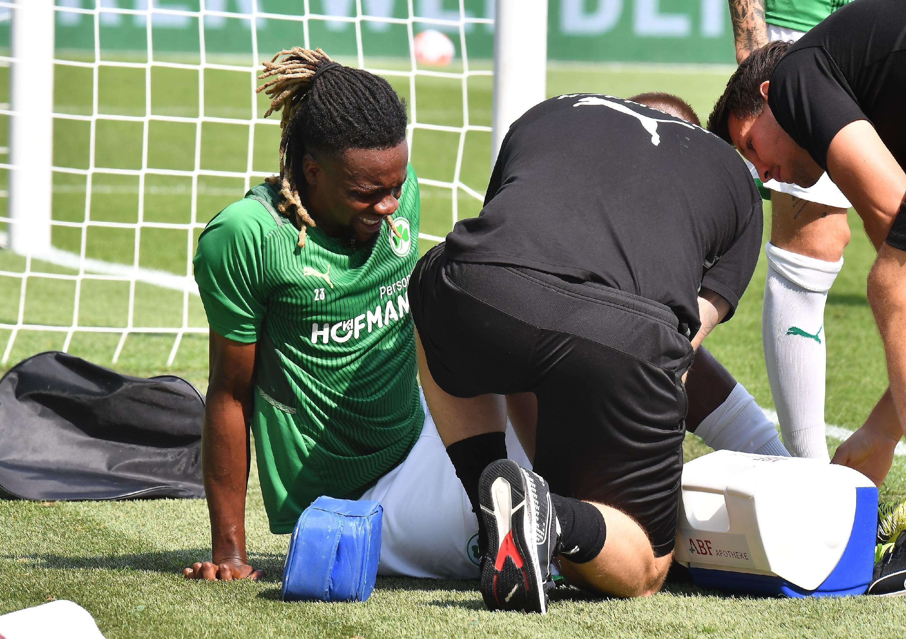 Bitterer Moment noch vor Anpfiff: Beim Aufwärmen verletzt sich Gideon Jung am Knie, wie schwer, ist noch unklar. Für ihn rückt Justin Hoogma in die Startelf auf.