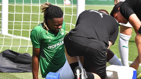 Bitterer Moment noch vor Anpfiff: Beim Aufwärmen verletzt sich Gideon Jung am Knie, wie schwer, ist noch unklar. Für ihn rückt Justin Hoogma in die Startelf auf.