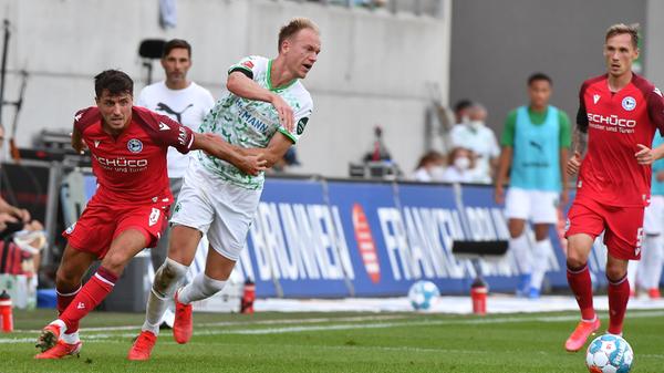 So richtig Akzente kann zumindest in der ersten Viertelstunde keines der Teams setzen. Fürth hat mehr Ballbesitz, ist zweikampfstark, kommt aber kaum zu ernsthaften Chancen. Bis …
