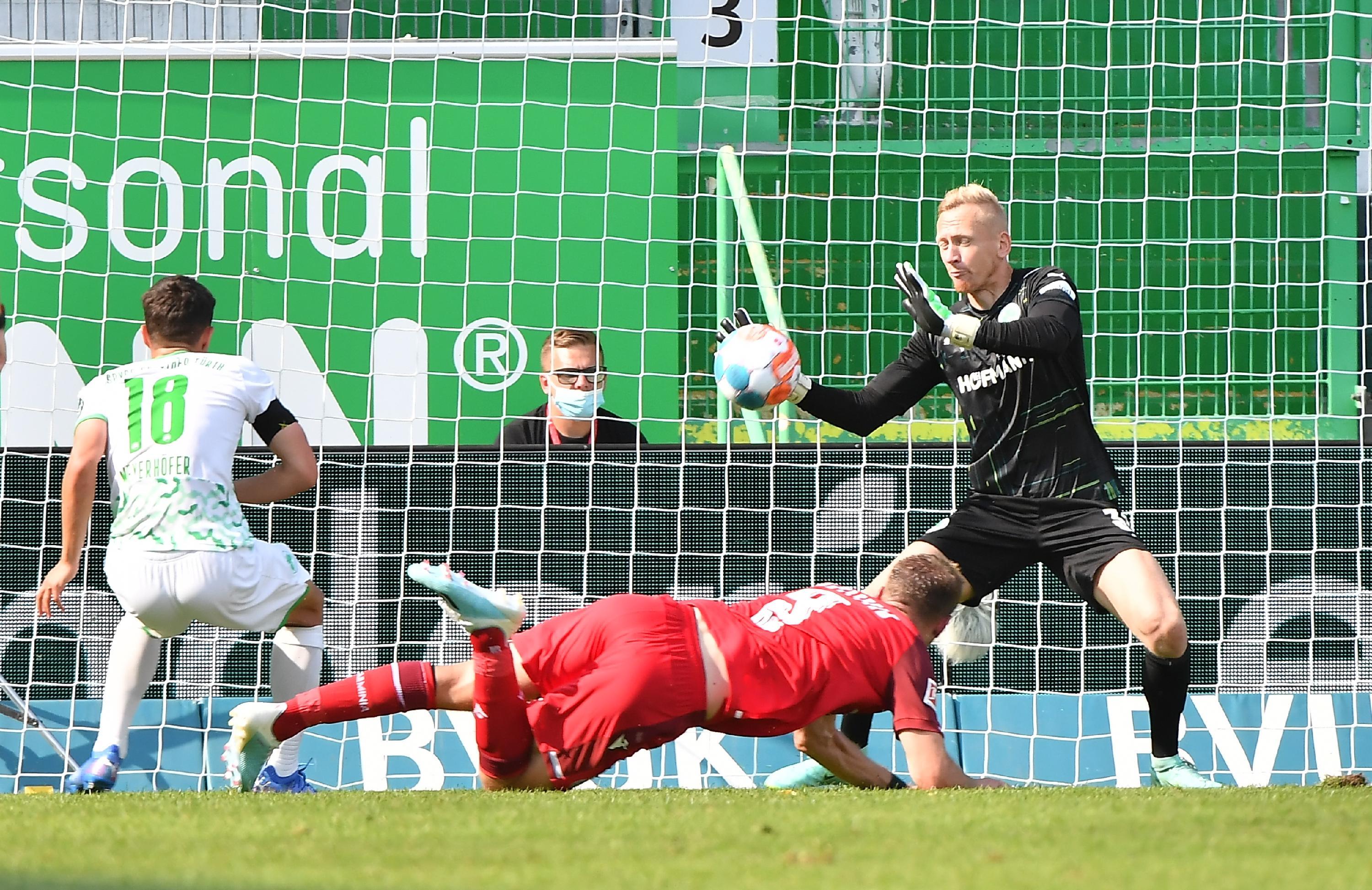 Und dann passiert, was nach solchen Szenen passieren muss. Bielefelds Klos köpft nur Sekunden später aus kurzer Distanz ein. Ein Treffer, der aus dem Nichts kommt. Der Kleeblatt-Schock kurz vor dem Halbzeitpfiff.