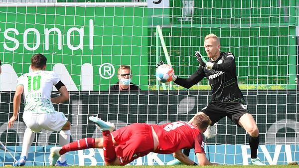 Und dann passiert, was nach solchen Szenen passieren muss. Bielefelds Klos köpft nur Sekunden später aus kurzer Distanz ein. Ein Treffer, der aus dem Nichts kommt. Der Kleeblatt-Schock kurz vor dem Halbzeitpfiff.