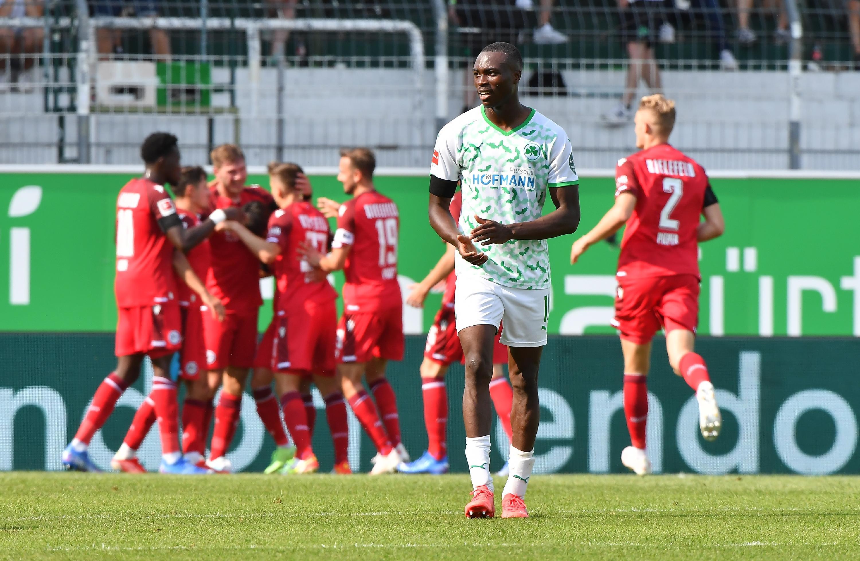 Der Treffer markiert das Ende einer ersten Hälfte, in der Fürth allenfalls ein kleines Ausrufezeichen setzt. Viel Ballbesitz, optische Überlegenheit, aber kein Treffer. So reicht es nicht zum historischen ersten Heimsieg.