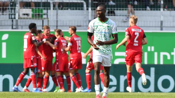 Der Treffer markiert das Ende einer ersten Hälfte, in der Fürth allenfalls ein kleines Ausrufezeichen setzt. Viel Ballbesitz, optische Überlegenheit, aber kein Treffer. So reicht es nicht zum historischen ersten Heimsieg.