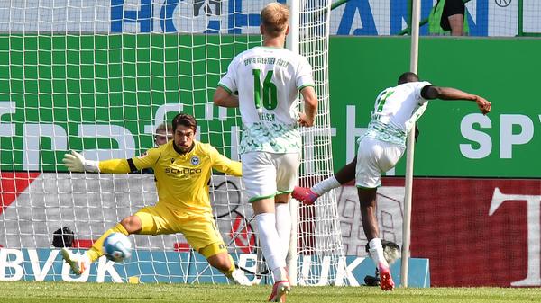 ... kurz vor der Halbzeit. Richtig gelesen: Erst kurz vor Ende der ersten Hälfte kommt das Kleeblatt zur ersten Großchance. Die Arminia verstolpert im Spielaufbau, plötzlich steht Fürths Abiama frei vor Moreno - und verzieht. Der Ball landet weit neben dem Gehäuse der Bielefelder.
