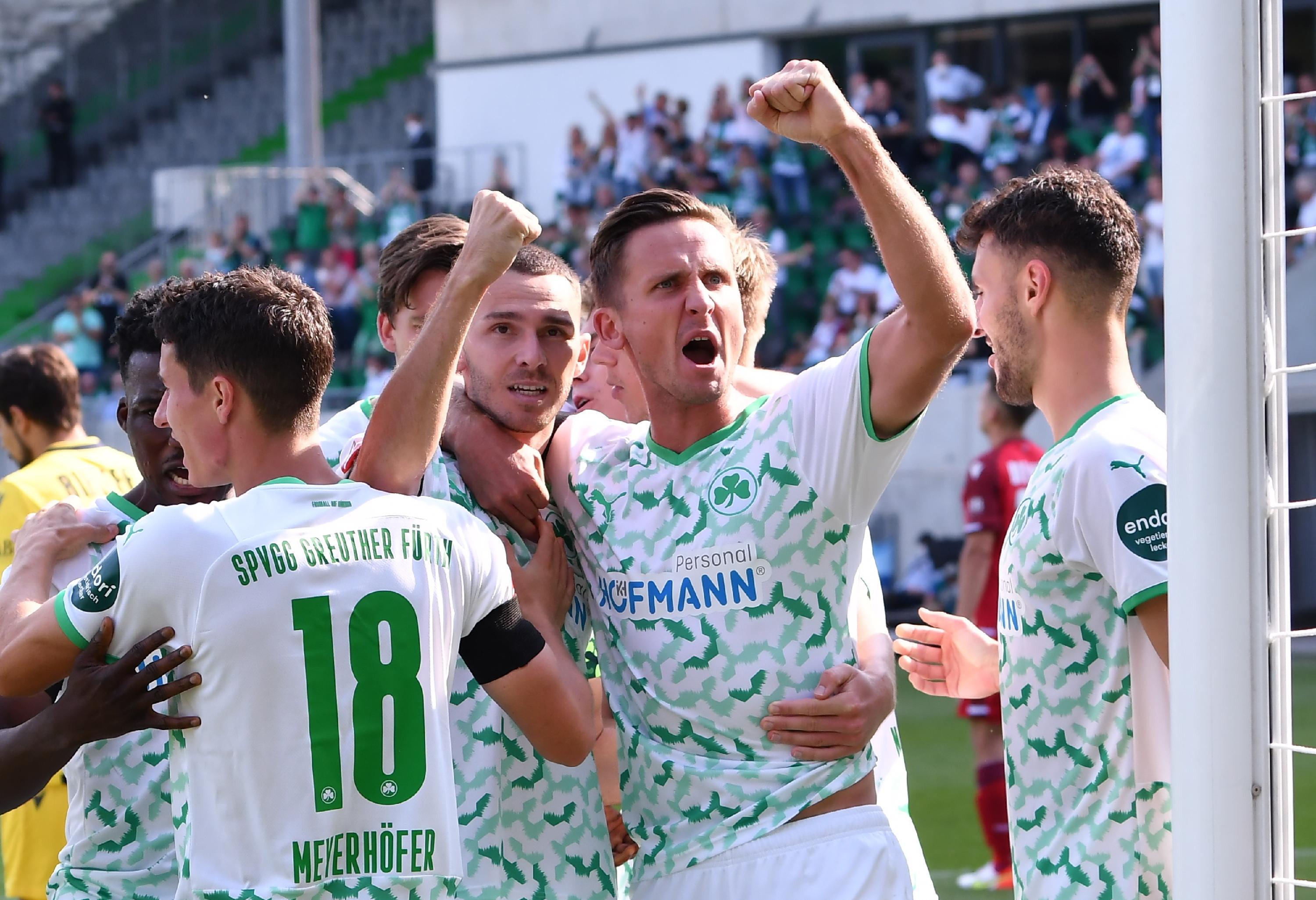 Ein Elfmeter? Referee Schlager lässt prüfen. Und gibt den Strafstoß. Hrgota bleibt eiskalt – 1:1! Der Ausgleich. Jubel auf dem Platz ...