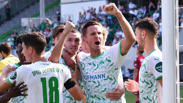 Ein Elfmeter? Referee Schlager lässt prüfen. Und gibt den Strafstoß. Hrgota bleibt eiskalt – 1:1! Der Ausgleich. Jubel auf dem Platz ...