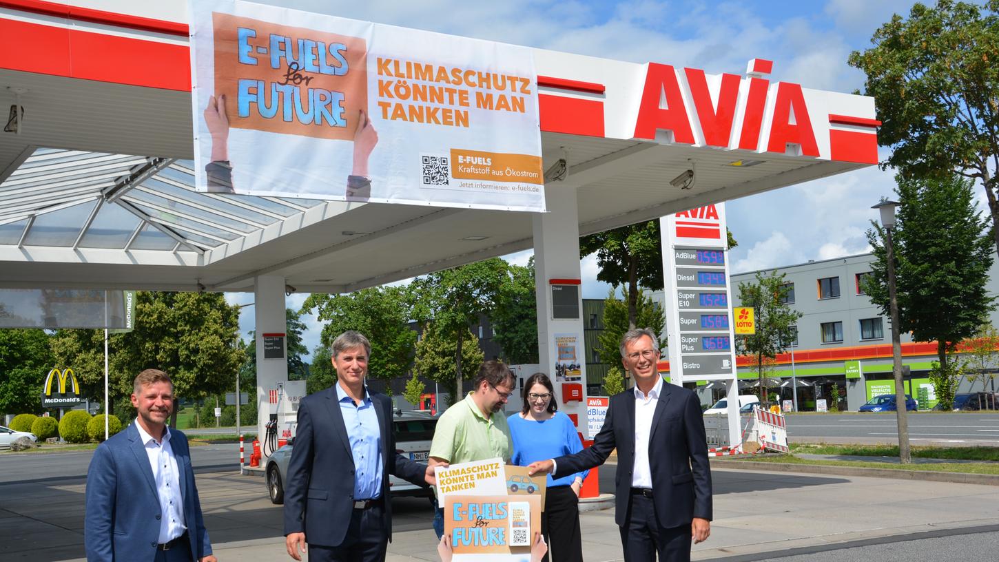 E-Fuels sind die Lösung, sagten die Vertreter dieses Kraftstoffes, um die Zukunft zu meistern.
E-Fuels sind die Lösung, sagten die Vertreter dieses Kraftstoffes, um die Zukunft zu meistern.