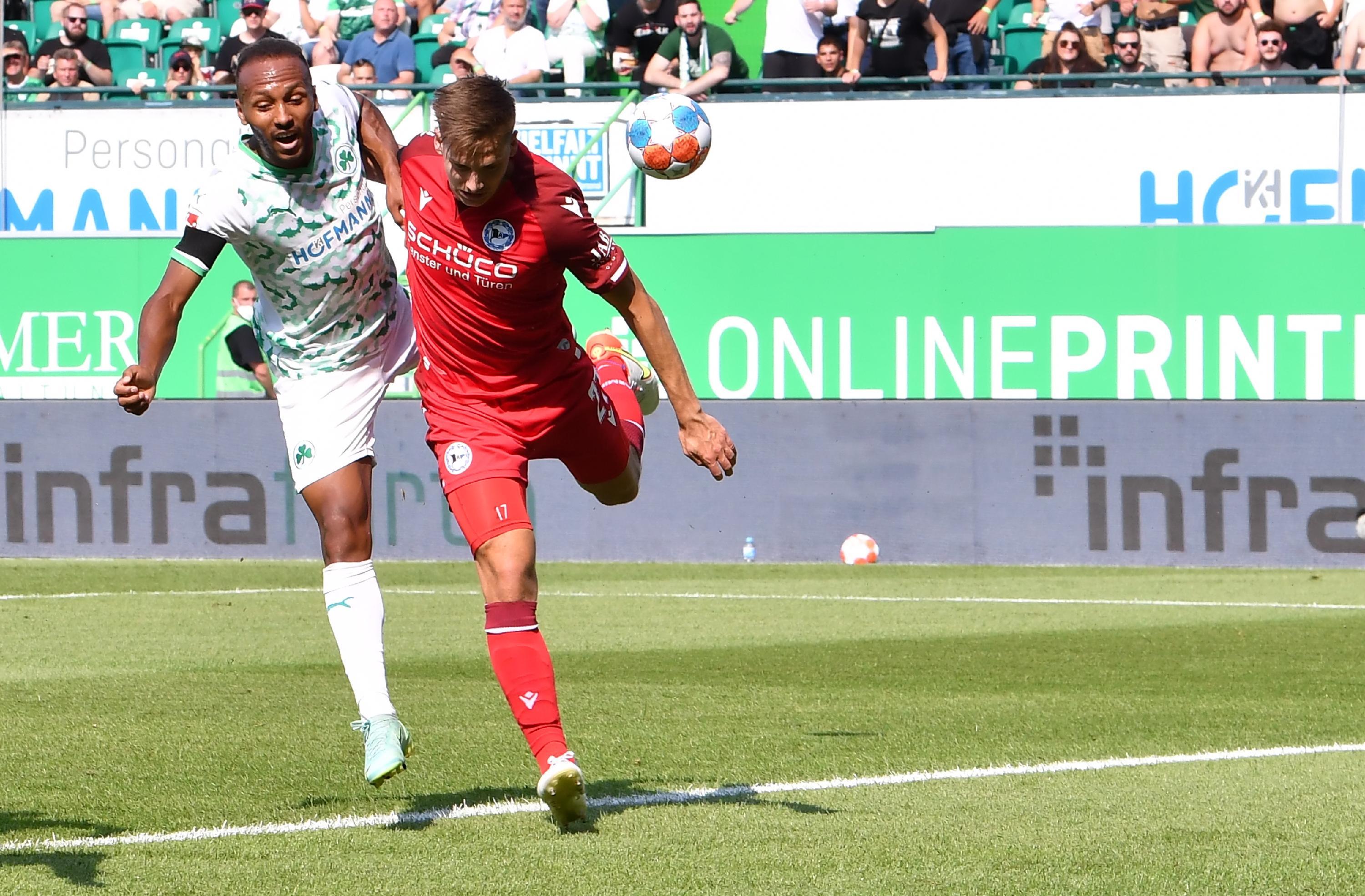 Rückte auf dem Feld wieder ein bisschen weiter zurück und spielte mit Seguin im Mittelfeldzentrum auf der Acht. Mit seiner Ballsicherheit und guten Technik dort sehr aktiv und immer wieder an gefährlichen Aktionen beteiligt. Doch auch bei ihm: Im Abschluss nicht zwingend genug.