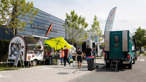 Mit DJane, Foodtrucks und Sonne haben die Mitarbeiter der Koordinierungsstelle vor allem junge Menschen ins Impfzentrum in der Nürnberger Messe locken wollen. Denn: Aktuell ist die Hälfte aller Corona-Erkrankten zwischen 15 und 34 Jahre alt.