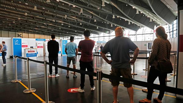 In den vergangenen Wochen hat die Zahl der Impfungen erheblich abgenommen. Im Impfzentrum an der Messe sind bis vor einer Woche nur noch rund 80 Personen am Tag geimpft worden, seit ein paar Tagen zieht es aber wieder an. Vor allem die Aktionen mit dem Impfmobil sind erfolgreich - genauso die Party. Diese Schlange bilden Impfwillige ohne Termin.