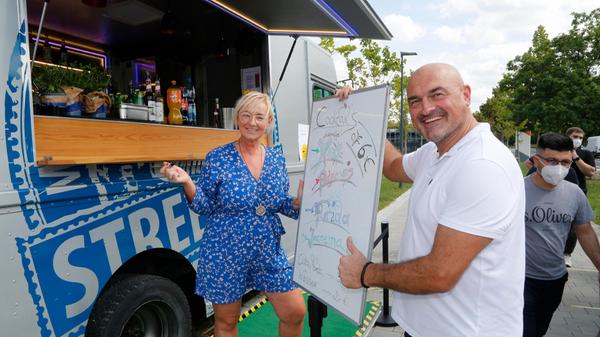 Dirk Tillmann und Partnerin Tanja haben mit ihrem Getränke-Truck schon auf vielen Partys ausgeschenkt - aber noch nie auf einer Impf-Party. Doch auch dort sorgen sie für gute Stimmung.