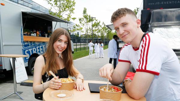 Kristina und Daniel haben sich ebenfalls fürs Spontan-Impfen entschieden. Zur Belohnung gibt es eine Bowl. Der Grund für ihr Kommen ist aber nicht die Party, sondern wie bei vielen: der Urlaub. Der steht unmittelbar bevor. Jetzt hoffen sie, eine Quarantäne nach der Heimkehr vermeiden zu können. Außerdem sind sie Studenten "und wir können es uns nicht leisten, uns ständig auf eigene Kosten zu testen".