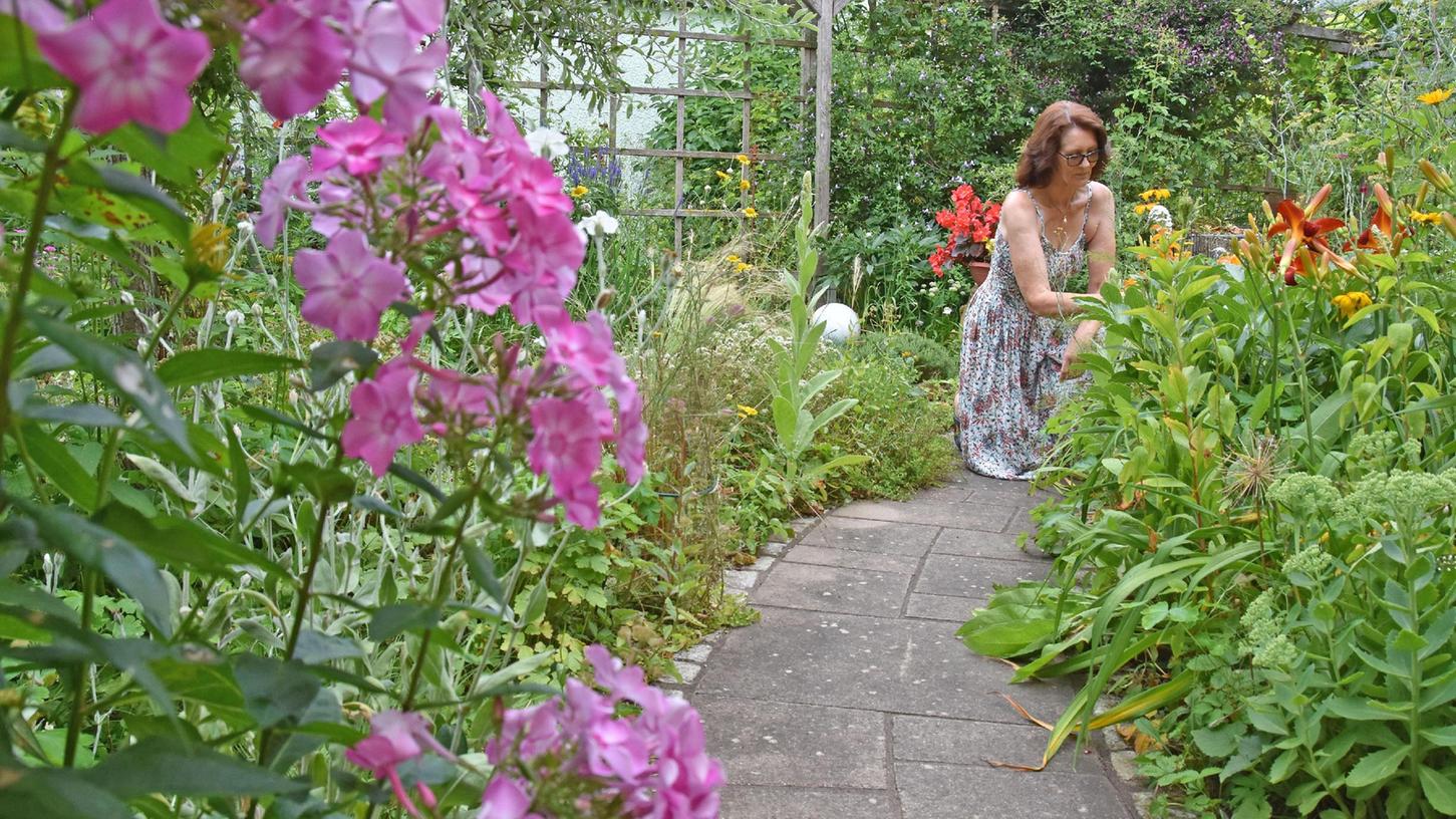 Auch ein Naturgarten benötigt Pflege: Lydia Roth-Münderlein legt regelmäßig Hand an.