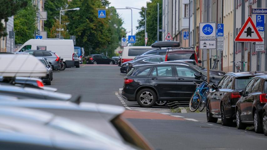 Mal quer, mal längs - solches Parken macht die Sandrartstraße unübersichtlich, sagen die Grünen. Mal quer, mal längs - solches Parken macht die Sandrartstraße unübersichtlich, sagen die Grünen.