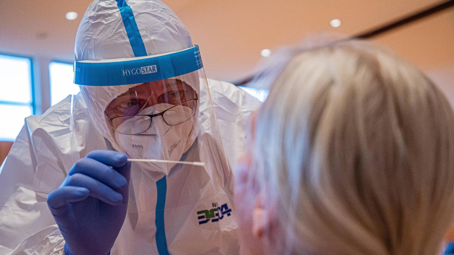 Antigen-Schnelltests werden von geschultem Personal vor Ort durchgeführt und ausgewertet. Antigen-Schnelltests werden von geschultem Personal vor Ort durchgeführt und ausgewertet.