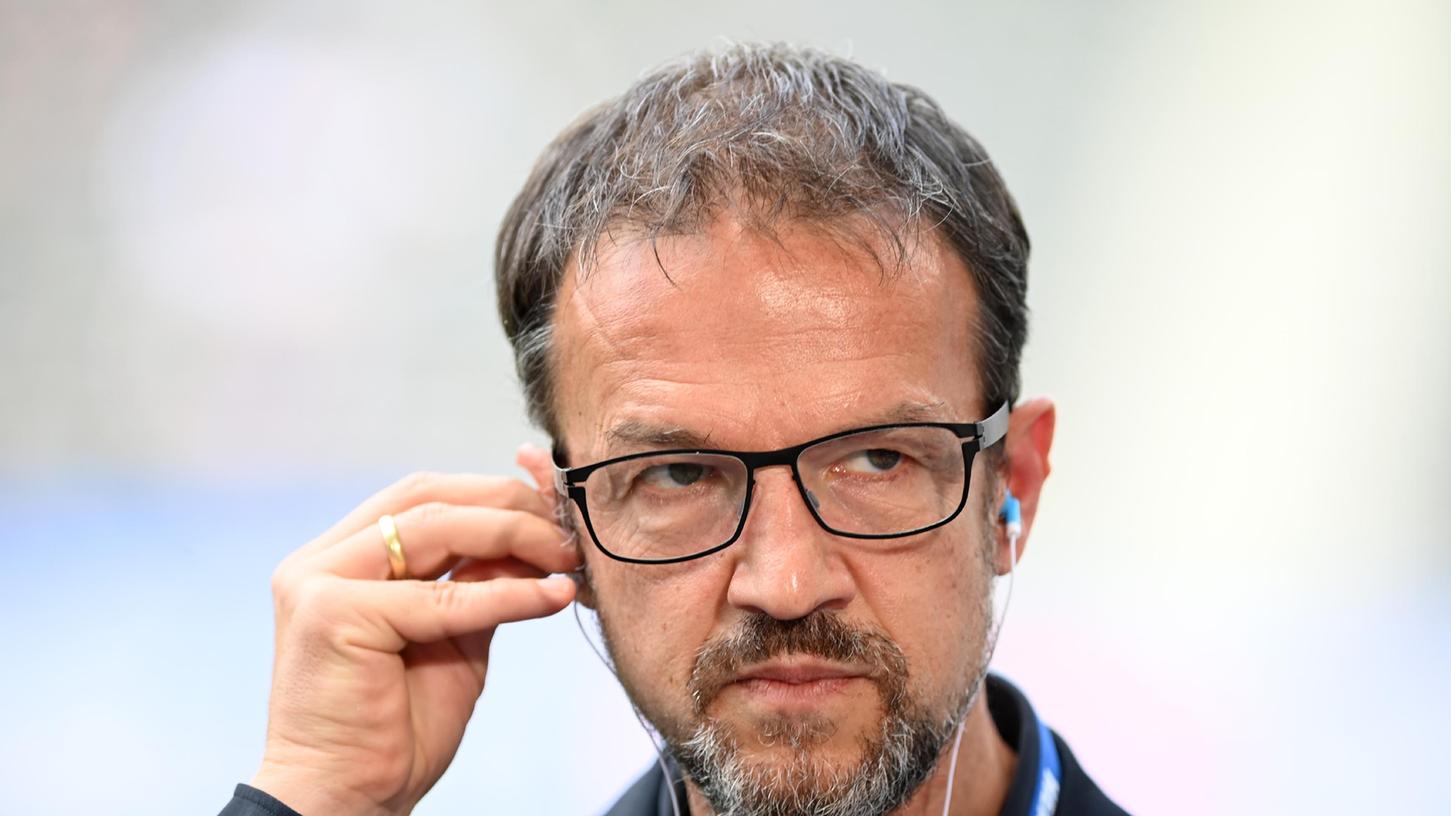Hertha-Geschäftsführer Fredi Bobic will endlich wieder volle Stadien in der Fußball-Bundesliga.
Hertha-Geschäftsführer Fredi Bobic will endlich wieder volle Stadien in der Fußball-Bundesliga.