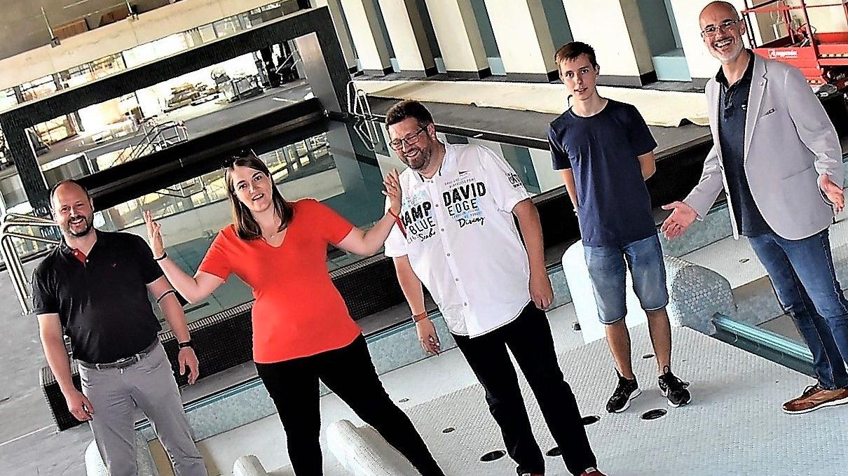 Die Neumarkter SPD sah sich im fast fertigen Schlossbad um (v.l.n.r.): Stadtrat Günther Stagat, Jan Seibel, Ronja Enders, Co-Landesvorsitzende der SPD Bayern, Johannes Foitzik, Direktkandidat für den Bundestag, Timon Gruber und Stadtwerke-Direktor Dominique Kinzkofer. Die Neumarkter SPD sah sich im fast fertigen Schlossbad um (v.l.n.r.): Stadtrat Günther Stagat, Jan Seibel, Ronja Enders, Co-Landesvorsitzende der SPD Bayern, Johannes Foitzik, Direktkandidat für den Bundestag, Timon Gruber und Stadtwerke-Direktor Dominique Kinzkofer.