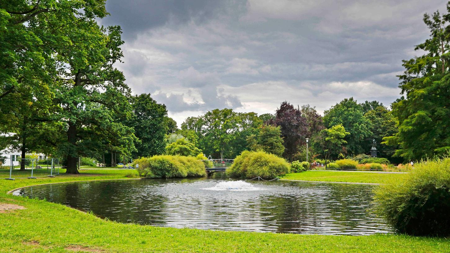 Mitten in der Stadt: Eine grüne Ruheoase, der Stadtpark. Mitten in der Stadt: Eine grüne Ruheoase, der Stadtpark.