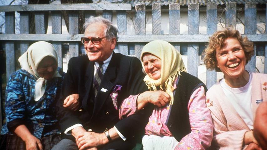 Der französische Modeschöpfer Pierre Cardin, ebenfalls Ehrenbotschafter der Unesco, war nach Tschernobyl mitgereist. Witta Pohl (rechts) gründete 1991 den Hamburger Verein Kinderluftbrücke e. V., der es Kindern aus dem Katastrophengebiet ermöglicht, auf einer Reise nach Deutschland Abstand zu den schrecklichen Ereignissen zu bekommen.