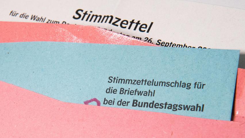 Ein Muster von einem Stimmzettelumschlag für die Briefwahl bei der Bundestagswahl 2021 liegt auf einem Tisch. Die Bundestagswahl 2021 findet am 26. September 2021 statt